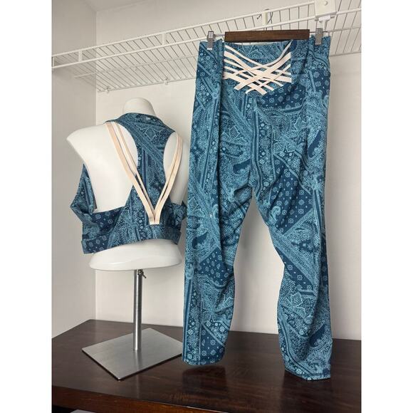 Fabletics Powerhold Blue Paisley Sports Bra and 7/8 Leggings Set size 3/4X NWOT - Picture 7 of 8